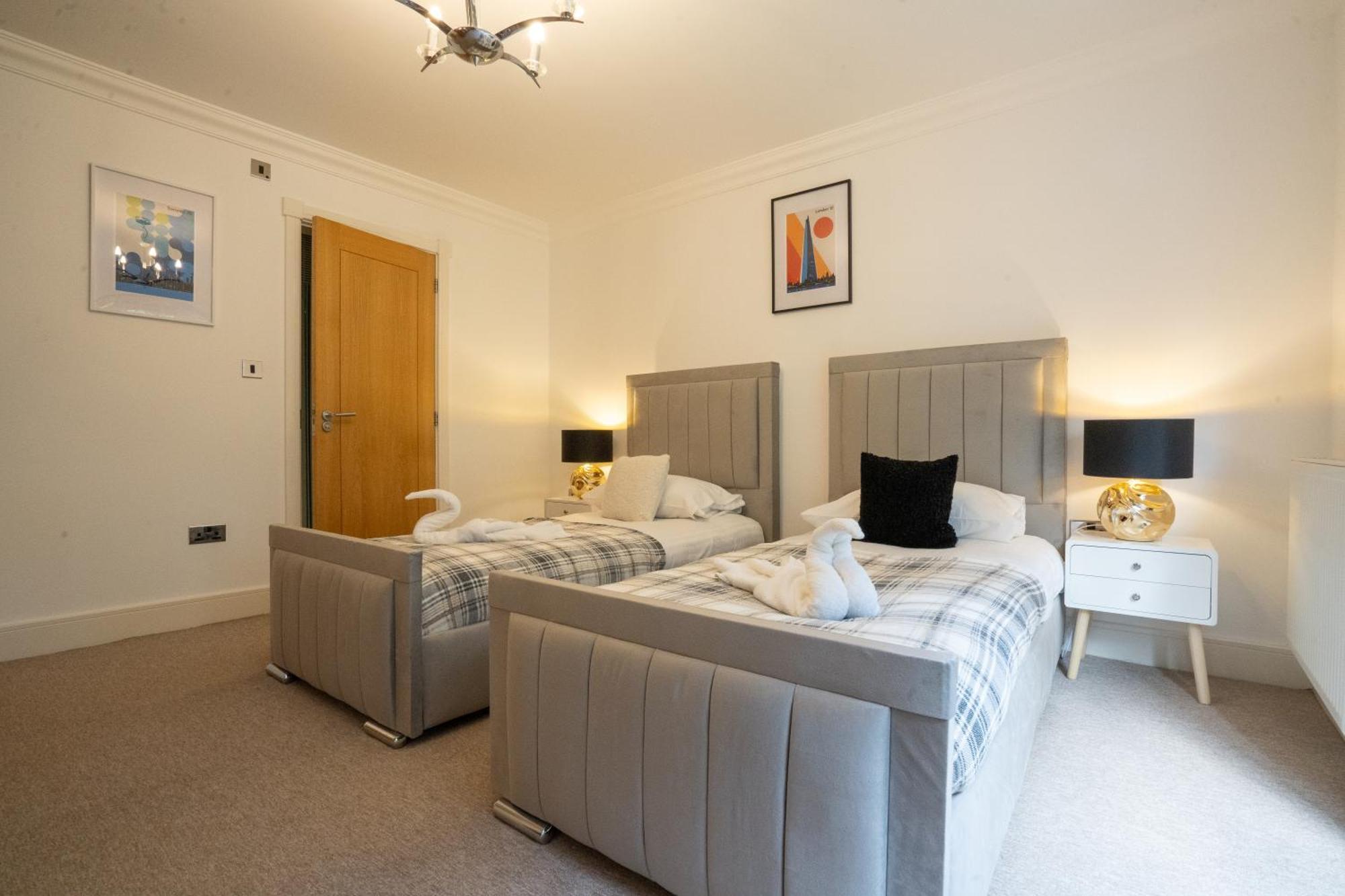 Villa Emirates House, Luxe 5 Bed, With King Sized Beds, Next To Aiport & Nec, Jlr 5 Mins Marston Green Exterior foto
